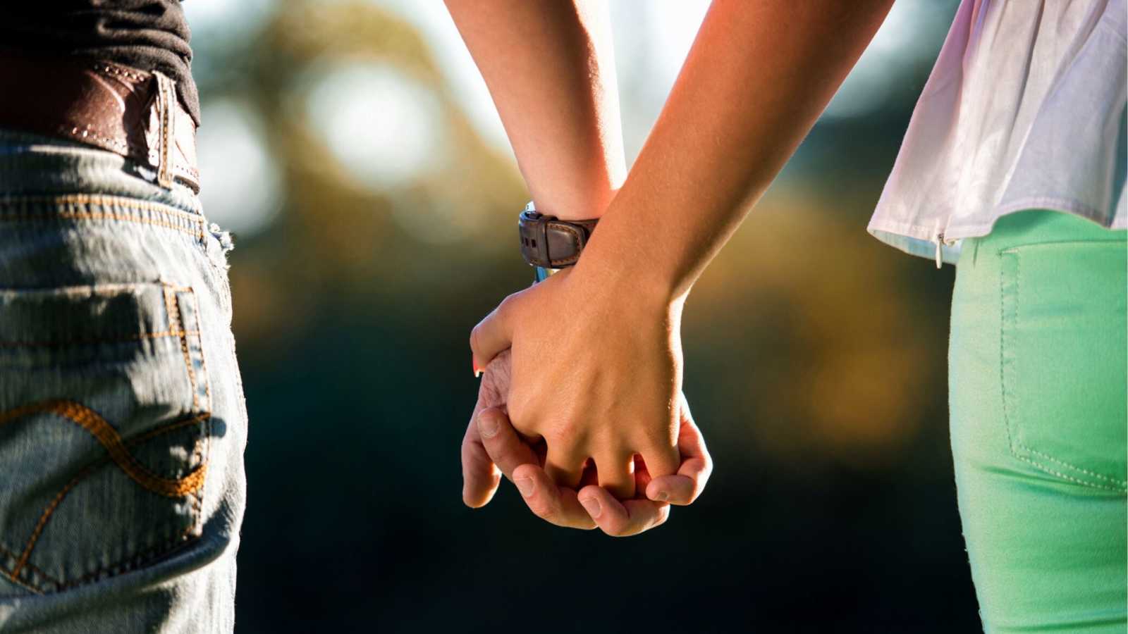 Zakochani trzymają się za ręce